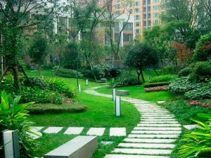 Jardines y pasillos de cesped natural. Viveros Coronado Madrid